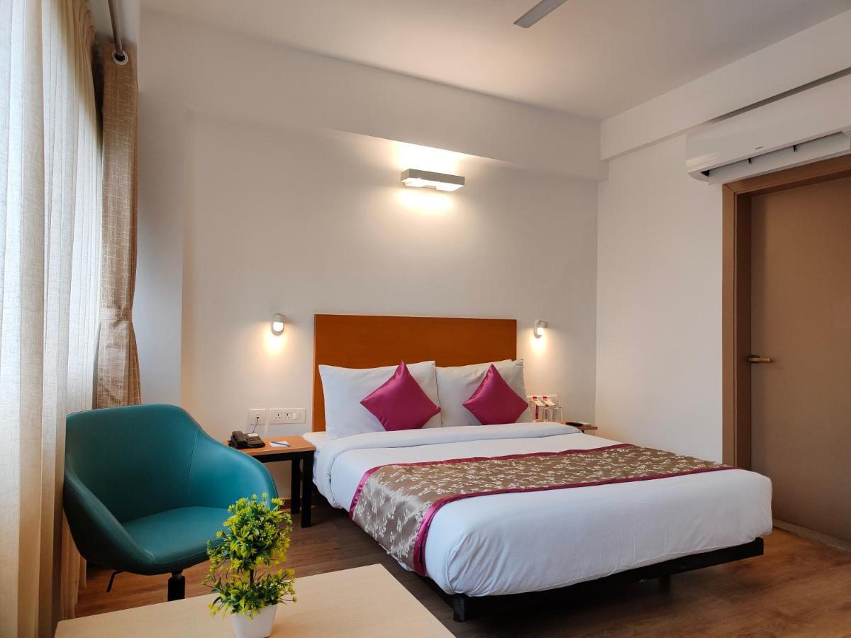 Kanak Beacon Hotel - Ashram Road Ahmedabad Eksteriør billede